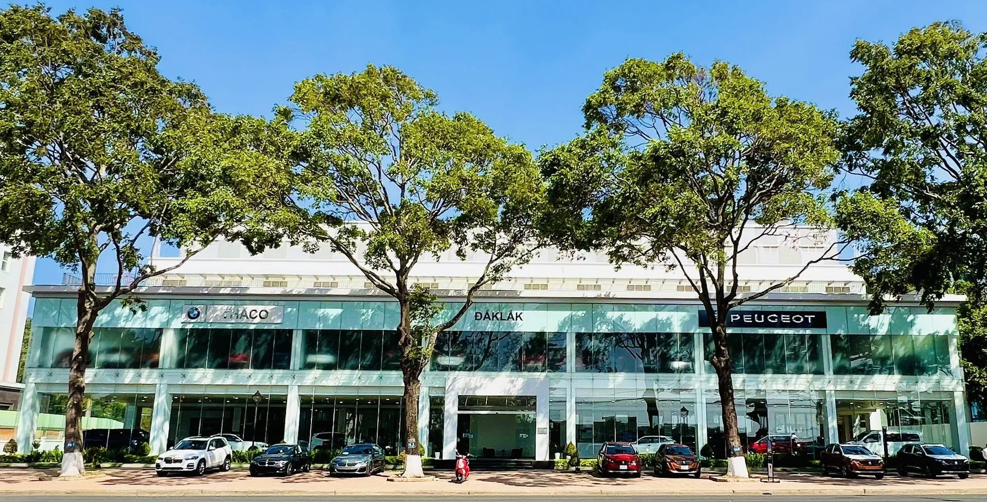 SHOWROOM KIA - PEUGEOT - BMW BUÔN MA THUỘT