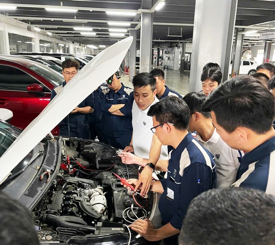 Nhân sự kỹ thuật THACO AUTO Đắk Lắk tham gia chương trình huấn luyện chẩn đoán điện động cơ xe Peugeot